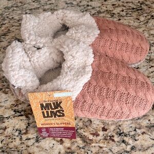 Muk Luks Pink Cable Size Medium 7/8 Women's Slippers